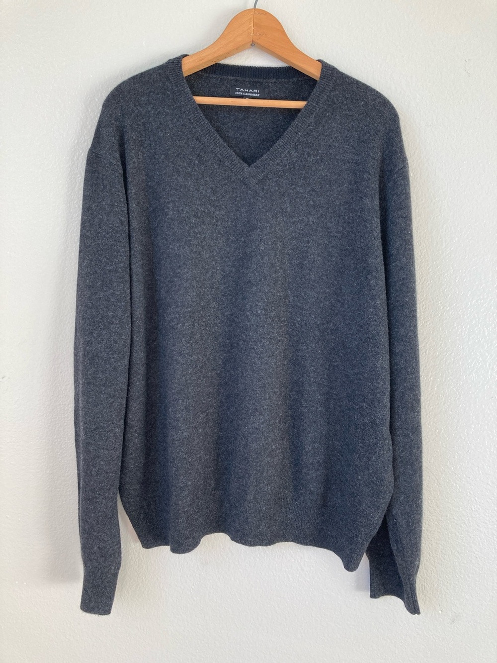 Tahari Men’s Cashmere V Neck sweater preppy quiet luxury sz XL